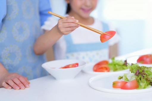 トマトとレタスを盛り付ける手元 トマト,持つ,手元の写真素材