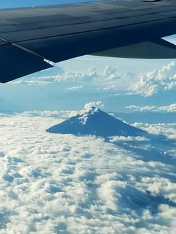 飛行機と富士山と雲海 飛行機と富士山と雲海 山,富士山,飛行機の写真素材