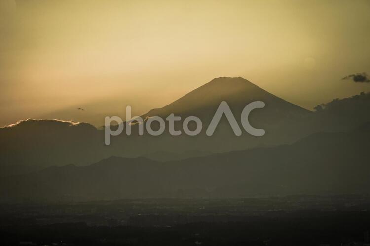横浜ランドマークタワーから見える富士山と夕暮れ 横浜,富士山,シルエットの写真素材