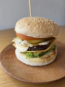 具だくさんの手作りハンバーガー1 具だくさんの手作りハンバーガー1 ハンバーガー,手作り,チーズバーガーの写真素材