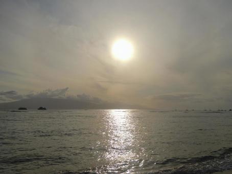 夕日と海と光の道(ハワイ) 夕日と海と光の道(ハワイ) 夕日,海,光の道の写真素材
