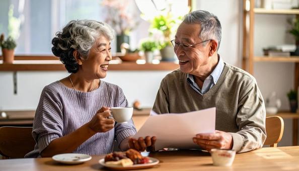 資料を見ながら終活について話すシニア夫婦 資料を見ながら終活について話すシニア夫婦の写真