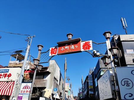 青空に映える小町通りの入口 商店街,通り,小町通りの写真素材