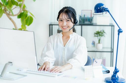オフィスで働く女性のオペレーター オペレーター,女性,笑顔の写真素材