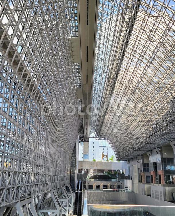 京都駅:ガラス張りの天井 京都駅,駅,空中径路の写真素材
