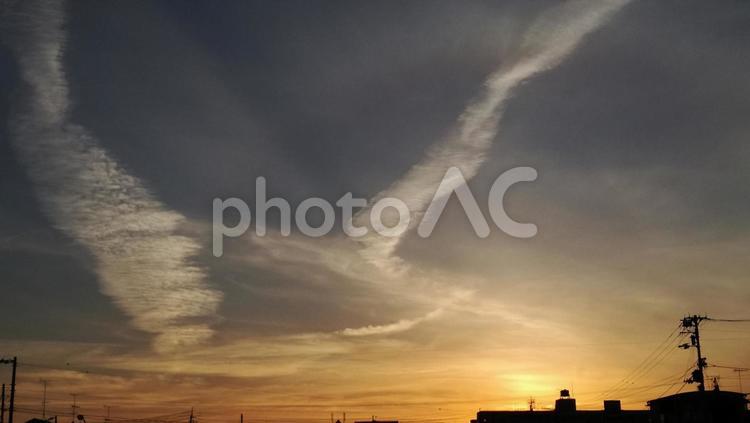 飛行機雲のある夕焼け 日暮れ,夕焼け,空の写真素材