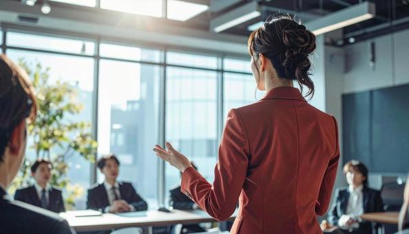 プレゼンテーションをするビジネスマン プレゼンテーションをするビジネスマンの写真