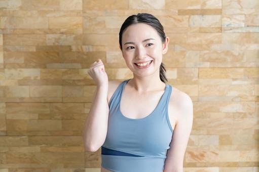ガッツポーズをする女性 ヨガ,フィットネス,ストレッチの写真素材