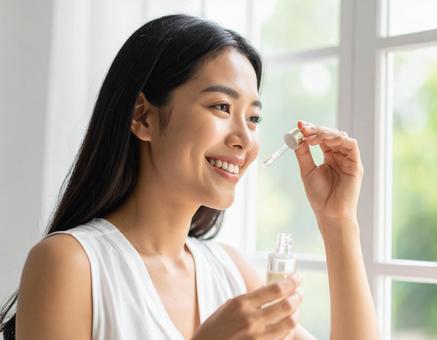 美容液を肌につける女性 スキンケア2 美容液を肌につける女性 スキンケア2の写真