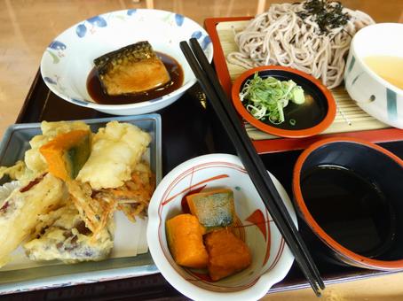 そばと天ぷら定食(魚付き)の写真