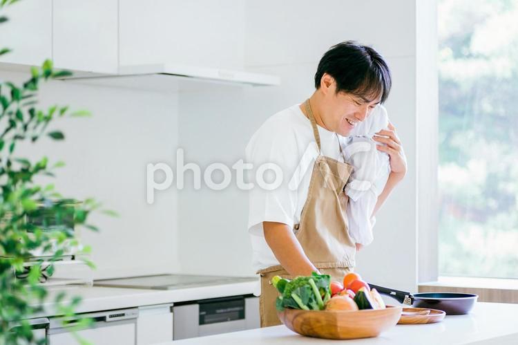 子育てと家事を手伝う男性（笑顔） 育児,イクメン,家事の写真素材