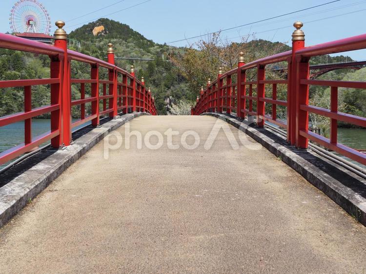 紅色に塗装された神社につながる橋 橋,赤,紅の写真素材