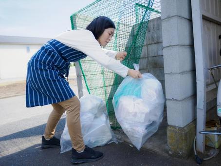 34:ゴミ捨てをする女性 34:ゴミ捨てをする女性 ゴミ,ゴミ捨て,マナーの写真素材