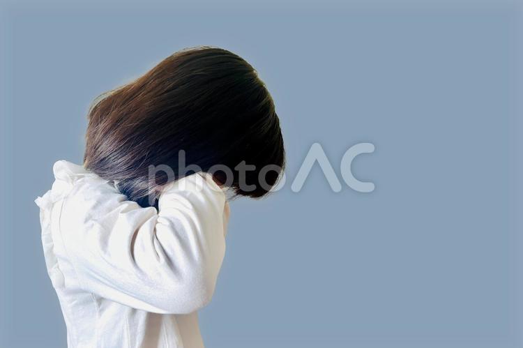顔を覆って泣く子供 こども,泣く,拗ねるの写真素材