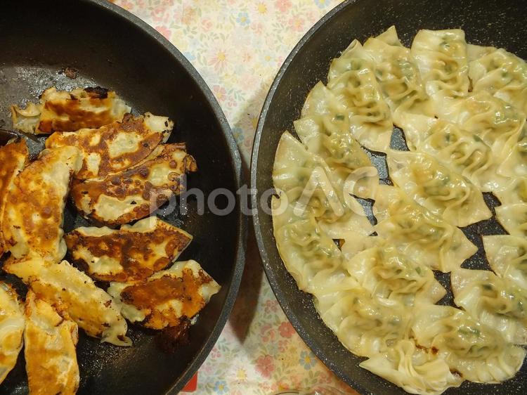 二枚のフライパンで同時料理 餃子,手作り,フライパンの写真素材
