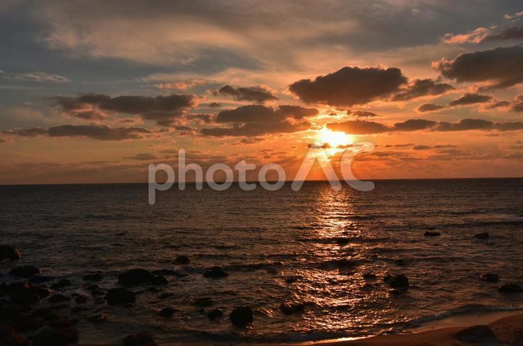 水平線に沈む夕日 日暮れ,たそがれ,太陽の写真素材