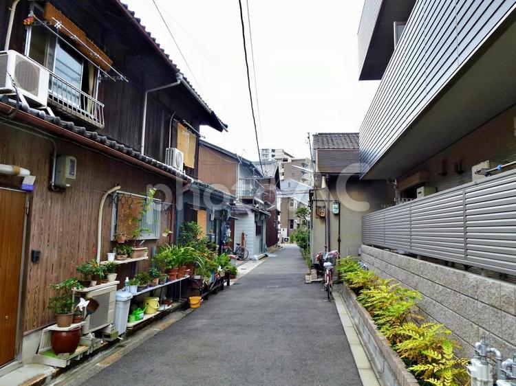 昭和の雰囲気を残す町角 町角,隘路,町並みの写真素材