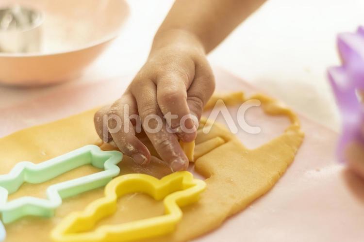 クッキー作りの型抜きをする子供の手　４歳 女の子,子供,お菓子作りの写真素材