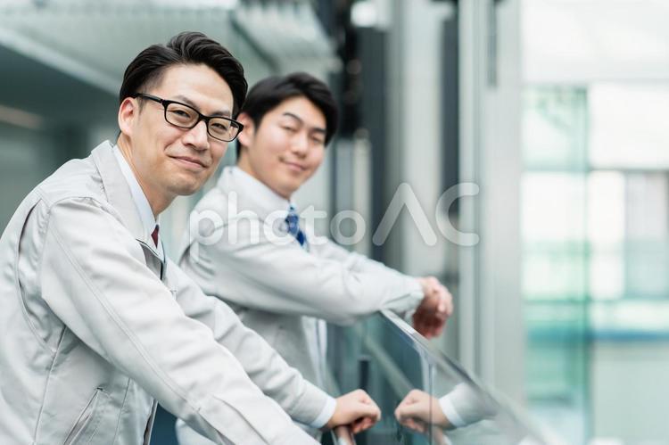 オフィスで働く男性エンジニア エンジニア,ビジネスマン,男性の写真素材