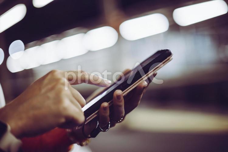 スマホを使用する人 スマホ,ビジネス,ネットビジネスの写真素材
