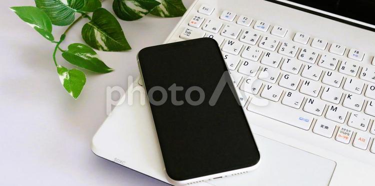 ビジネスアイテム　スマホとパソコン　同期 ビジネスアイテム,スマホ,ノートパソコンの写真素材