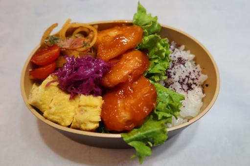 エビチリのお弁当の写真