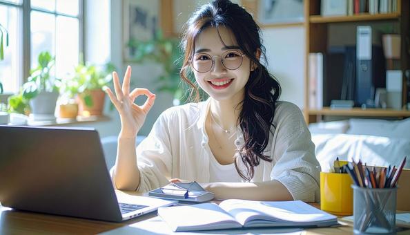 家計がうまくいきパソコンの前で微笑む女性 家計がうまくいきパソコンの前で微笑む女性の写真