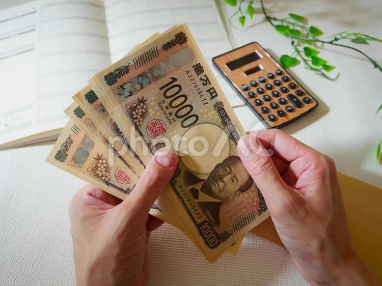 一万円札を数える.1 紙幣,お金,マネーの写真素材