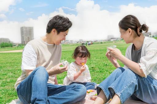 公園でランチ 公園でランチ 人物,家族,女性の写真素材