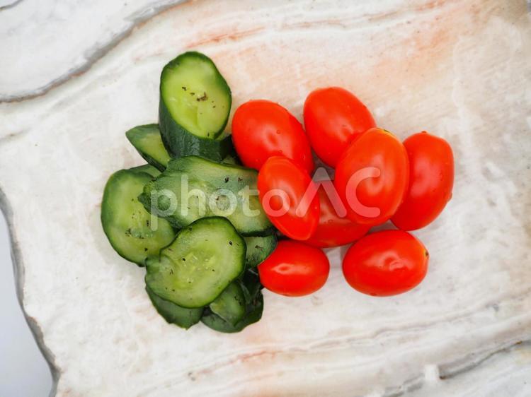 きゅうりとミニトマト 野菜,赤,きれいの写真素材