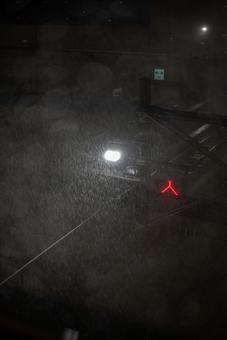 雨の夜、街の光と赤い信号 雨,夜,雨粒の写真素材