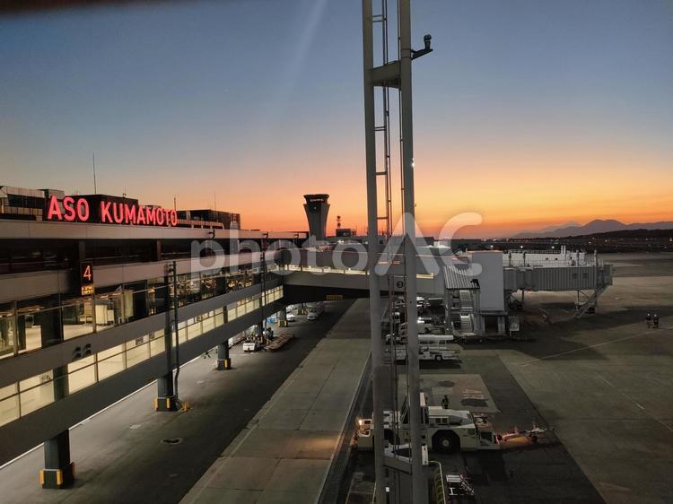 熊本空港の夕焼け 夕焼け,空港,空の写真素材