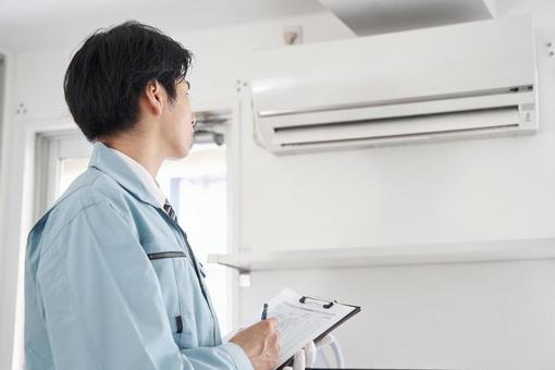 An electrician checking a home air conditioner, JPG An electrician checking a home air conditioner, 电气工人, 男人, 日本人, JPG