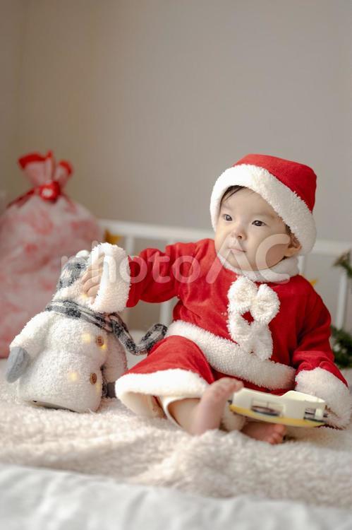 クリスマス会サンタ服の子供(その３８) クリスマス,くりすます,サンタクロースの写真素材