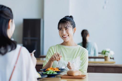 カフェで食事をする若い女性 カフェで食事をする若い女性 女性,食事,食べるの写真素材