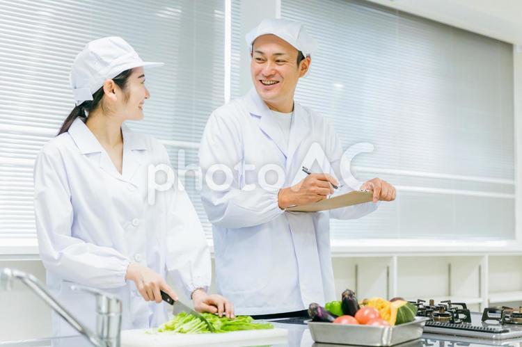 食品工場で働く男女（分析・検査） 調理員,給食センター,料理の写真素材