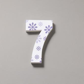 カラフルな立体数字「7」 カラフルな立体数字「7」の写真