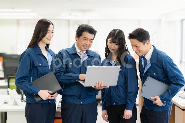 オフィスで働く作業服のエンジニア 会議,エンジニア,ビジネスの写真素材