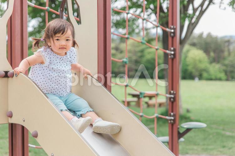 公園の滑り台で遊ぶ子供（女の子） 子供,遊ぶ,遊びの写真素材