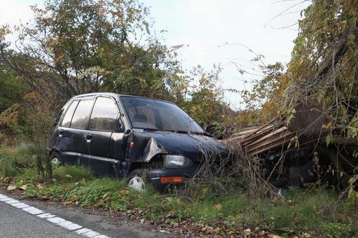 山間の道端に放置される廃車 廃車,車,自動車の写真素材