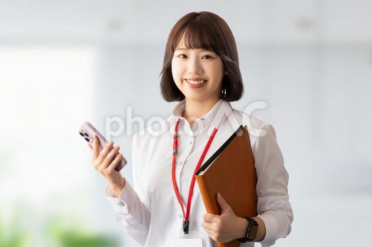 笑顔でスマホを持つ若いビジネスウーマン 女性,ビジネス,スマホの写真素材