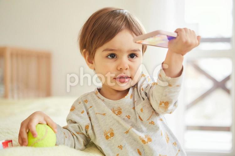 スマホとテニスボールを持つ男の子4 男の子,テニスボール,遊ぶの写真素材