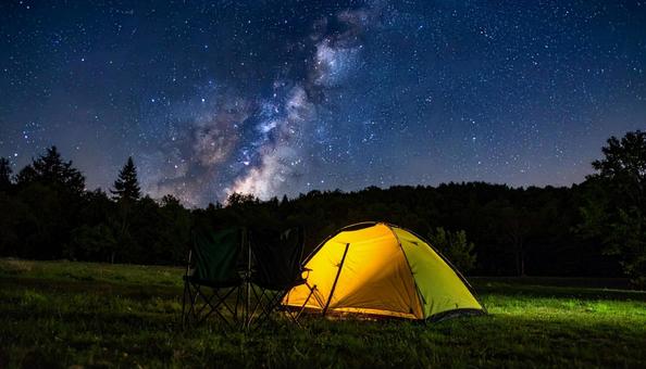 夜の星空の下のテントキャンプ 夜の星空の下のテントキャンプの写真