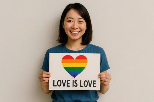 支援メッセージを掲げる女性 支援メッセージを掲げる女性の写真