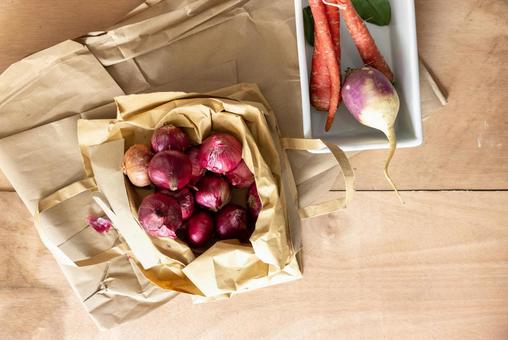 袋に入った紫タマネギ 袋に入った紫タマネギ 玉ネギ,紫タマネギ,カブの写真素材
