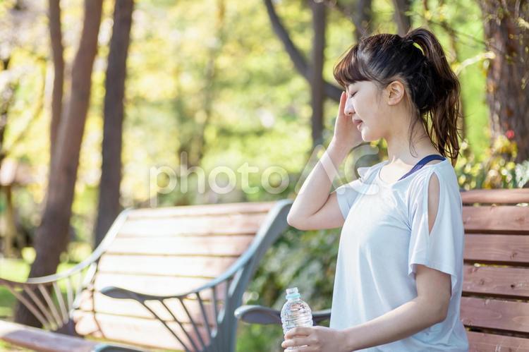 トレーニング中に休憩する女性（体調不良） 疲労,貧血,熱中症の写真素材