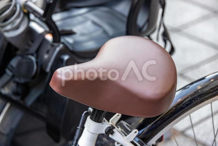 白い自転車の茶色いサドル サドル,自転車,チャリの写真素材