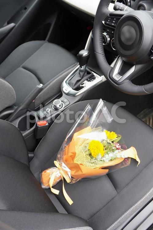 新車と花束（車内）03 新車,自動車,納車の写真素材