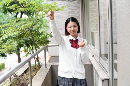 屋外にいる元気なアジア人の笑顔の女子高生 屋外にいる元気なアジア人の笑顔の女子高生 女子高生,学生,女子学生の写真素材