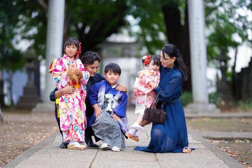 抱きしめられた子供たち 抱きしめられた子供たちの写真